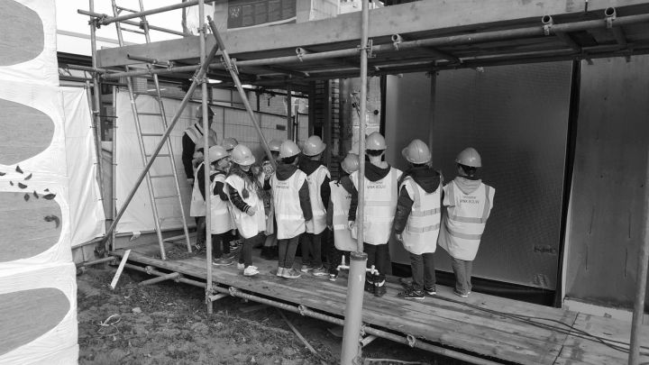 Ruim 140 kinderen bezoeken de bouwplaats Vestastraat
