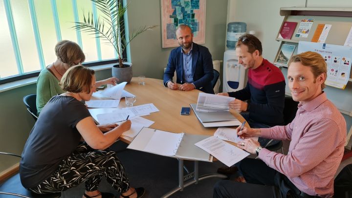 Ondertekening contract voor huisartspraktijk in De Goyer