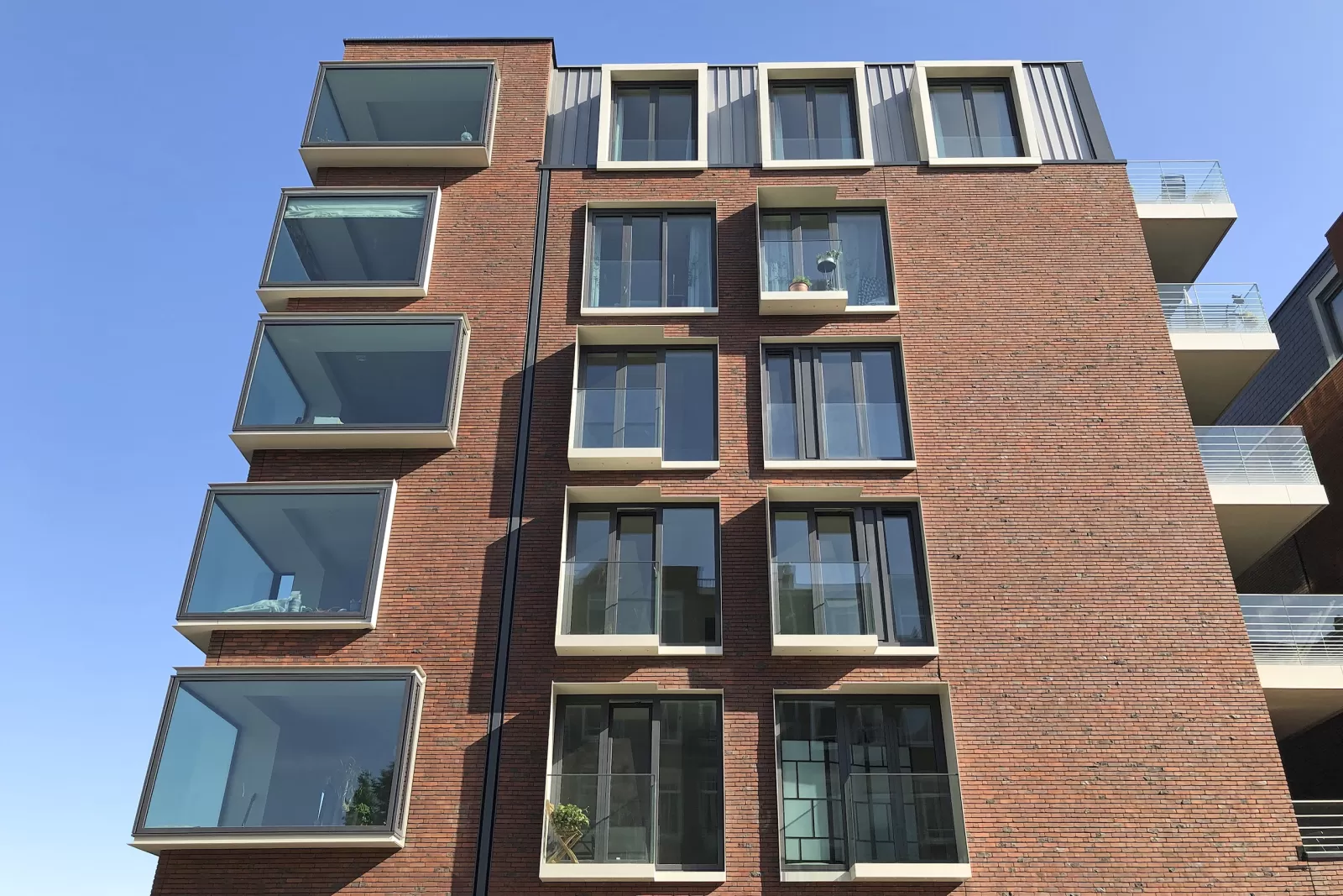 825 - oplevering